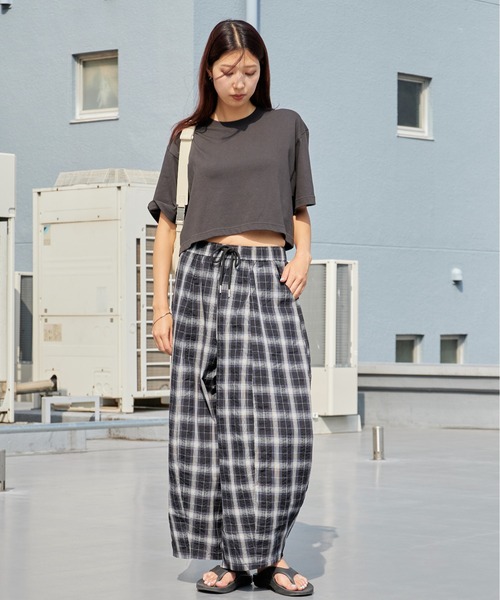 Chick(チック)の「Wide Check Easy Balloon Pants / ワイド チェック イージーバルーンパンツ レディース カジュアル 韓国 2026年 夏 夏服(その他パンツ・レディース・ブラック/ベージュ・FREE)」の9枚目の写真