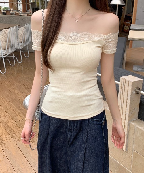 AMAJI(アマジ)の「オフショルダー レース切替 半袖Tシャツ(Tシャツ/カットソー・レディース・ベージュ/ライトピンク・SMALL/MEDIUM/LARGE/X-LARGE)」の3枚目の写真
