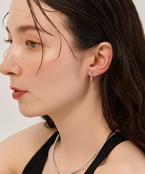 Phoebe(フィービィー)の「【金属アレルギー対応】【痛くないシリーズ】スイングドロップライトフィットイヤリング/ニッケルフリー 小ぶり 揺れるイヤリング しずくモチーフ(イヤリング・レディース・シルバー/イエローゴールド・FREE)」の15枚目の写真