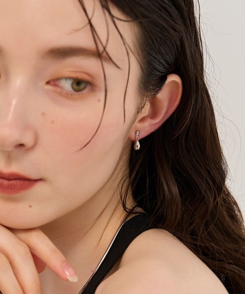 Phoebe(フィービィー)の「【金属アレルギー対応】【痛くないシリーズ】スイングドロップライトフィットイヤリング/ニッケルフリー 小ぶり 揺れるイヤリング しずくモチーフ(イヤリング・レディース・シルバー/イエローゴールド・FREE)」の16枚目の写真