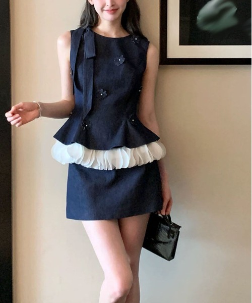 &soiree(アンドソワレ)の「花モチーフ裾フリル肩リボンノースリーブトップス(シャツ/ブラウス・レディース・インディゴブルー・LARGE/MEDIUM/SMALL)」の2枚目の写真