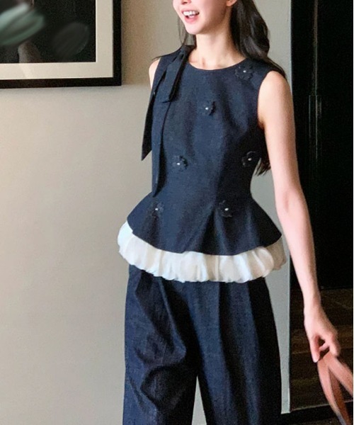 &soiree(アンドソワレ)の「花モチーフ裾フリル肩リボンノースリーブトップス(シャツ/ブラウス・レディース・インディゴブルー・LARGE/MEDIUM/SMALL)」の3枚目の写真