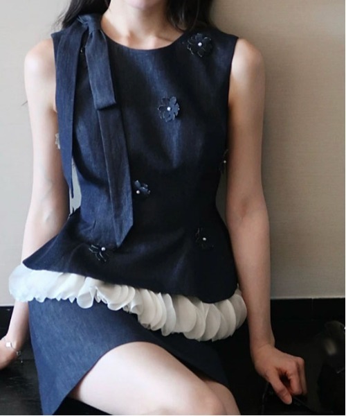 &soiree(アンドソワレ)の「花モチーフ裾フリル肩リボンノースリーブトップス(シャツ/ブラウス・レディース・インディゴブルー・LARGE/MEDIUM/SMALL)」の4枚目の写真