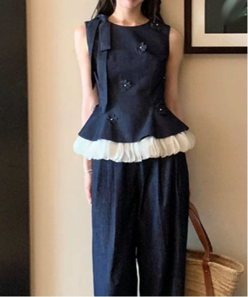 &soiree(アンドソワレ)の「花モチーフ裾フリル肩リボンノースリーブトップス(シャツ/ブラウス・レディース・インディゴブルー・LARGE/MEDIUM/SMALL)」の5枚目の写真