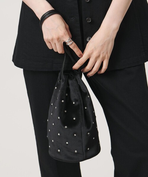 UNITED ARROWS(ユナイテッドアローズ)の「スタッズ ドローストリングバッグ(ショルダーバッグ・レディース・ブラック/ブラウン・FREE)」の1枚目の写真