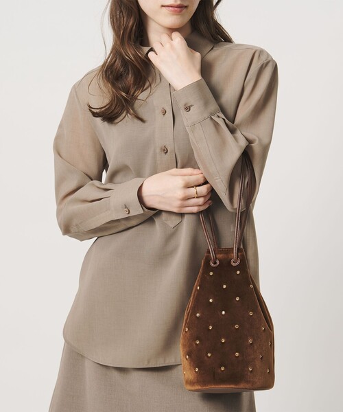 UNITED ARROWS(ユナイテッドアローズ)の「スタッズ ドローストリングバッグ(ショルダーバッグ・レディース・ブラック/ブラウン・FREE)」の6枚目の写真