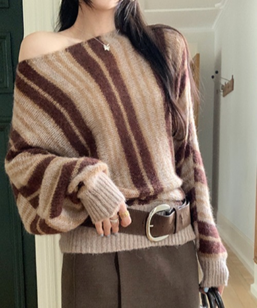 AMAJI(アマジ)の「オフショルダー 長袖ニットトップス(ニット/セーター・レディース・ブラウン/グレー・SMALL/MEDIUM/LARGE)」の1枚目の写真