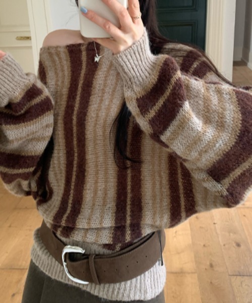 AMAJI(アマジ)の「オフショルダー 長袖ニットトップス(ニット/セーター・レディース・ブラウン/グレー・SMALL/MEDIUM/LARGE)」の5枚目の写真