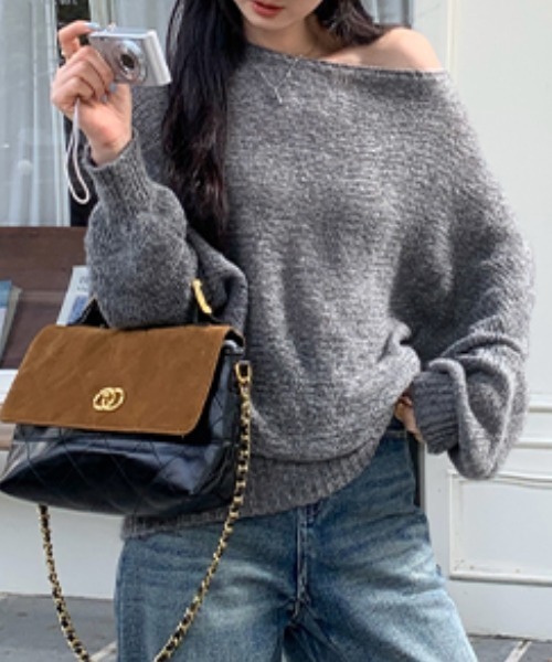 AMAJI(アマジ)の「オフショルダー 長袖ニットトップス(ニット/セーター・レディース・ブラウン/グレー・SMALL/MEDIUM/LARGE)」の3枚目の写真