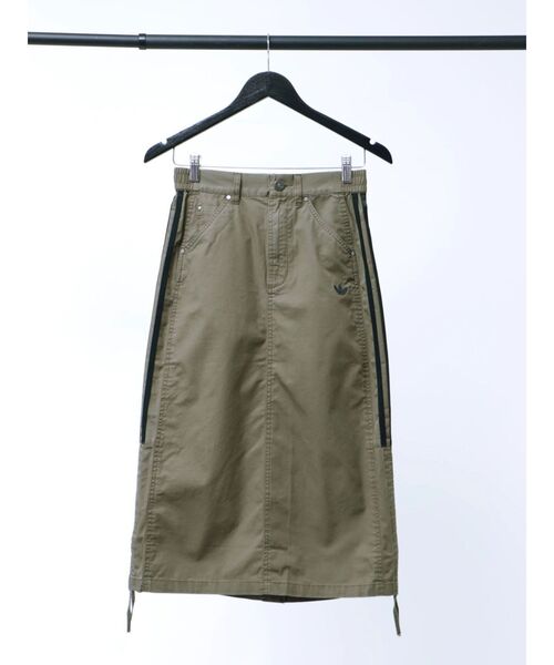 Now me. by NYLON JAPAN（ナウミーバイナイロンジャパン）の「【adidas】PARACHUTE SKIRT（スカート・レディース・ブラック/カーキ・MEDIUM）」の2枚目の写真