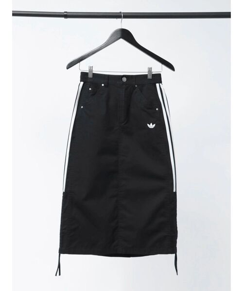 Now me. by NYLON JAPAN（ナウミーバイナイロンジャパン）の「【adidas】PARACHUTE SKIRT（スカート・レディース・ブラック/カーキ・MEDIUM）」の3枚目の写真