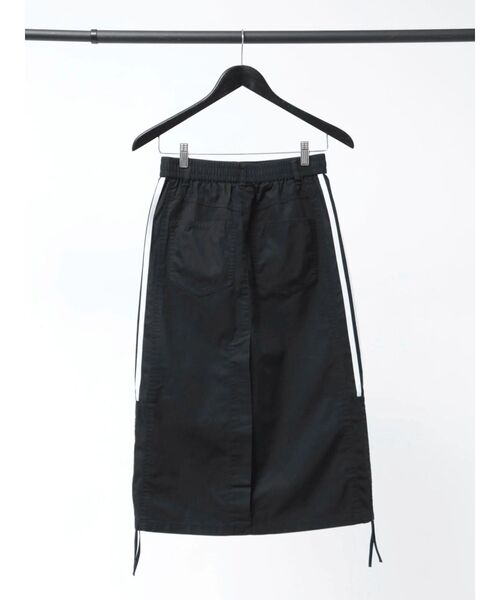 Now me. by NYLON JAPAN（ナウミーバイナイロンジャパン）の「【adidas】PARACHUTE SKIRT（スカート・レディース・ブラック/カーキ・MEDIUM）」の5枚目の写真