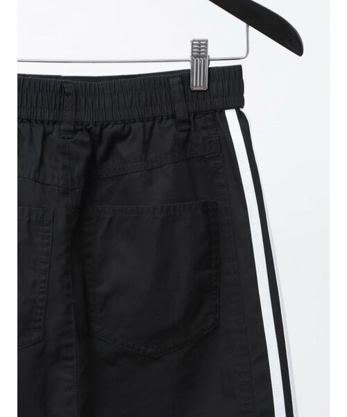 Now me. by NYLON JAPAN（ナウミーバイナイロンジャパン）の「【adidas】PARACHUTE SKIRT（スカート・レディース・ブラック/カーキ・MEDIUM）」の6枚目の写真