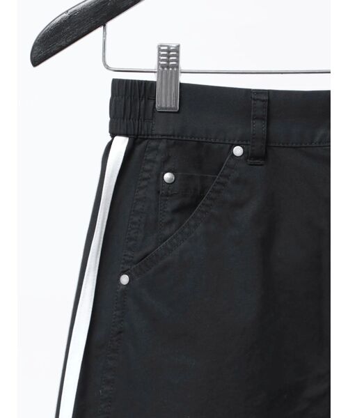 Now me. by NYLON JAPAN（ナウミーバイナイロンジャパン）の「【adidas】PARACHUTE SKIRT（スカート・レディース・ブラック/カーキ・MEDIUM）」の7枚目の写真