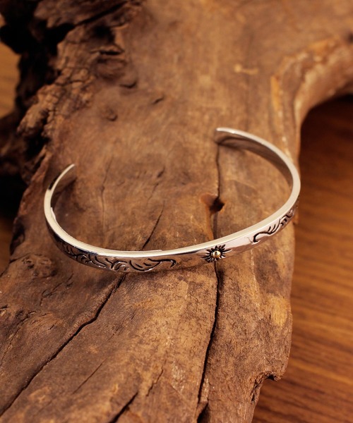 Vaya Con Dios（ヴァヤコンディオス）の「【VayaConDios/ヴァヤコンディオス】ステンレス製スリムネイティブバングル（バングル/リストバンド・メンズ・シルバー/ブラック/アンティークシルバー・FREE）」の2枚目の写真