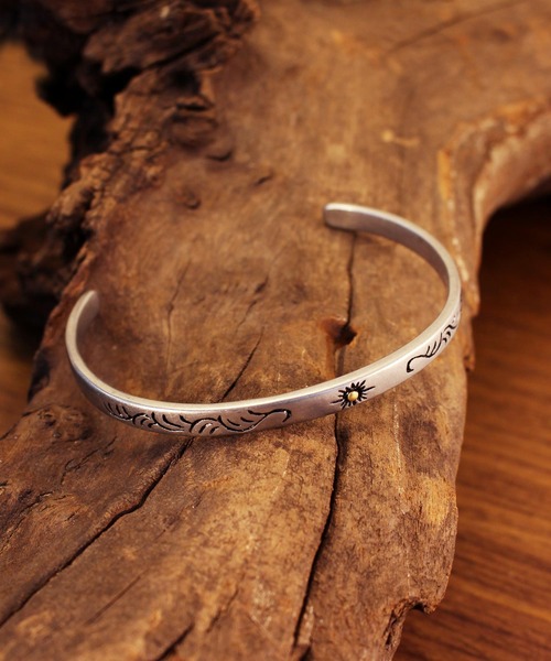 Vaya Con Dios（ヴァヤコンディオス）の「【VayaConDios/ヴァヤコンディオス】ステンレス製スリムネイティブバングル（バングル/リストバンド・メンズ・シルバー/ブラック/アンティークシルバー・FREE）」の3枚目の写真