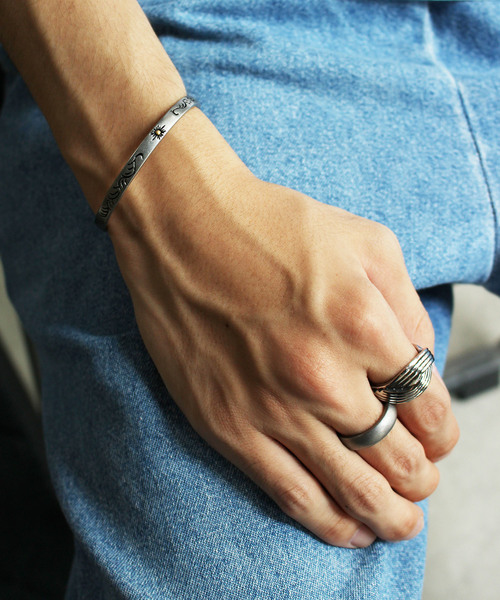 Vaya Con Dios（ヴァヤコンディオス）の「【VayaConDios/ヴァヤコンディオス】ステンレス製スリムネイティブバングル（バングル/リストバンド・メンズ・シルバー/ブラック/アンティークシルバー・FREE）」の11枚目の写真