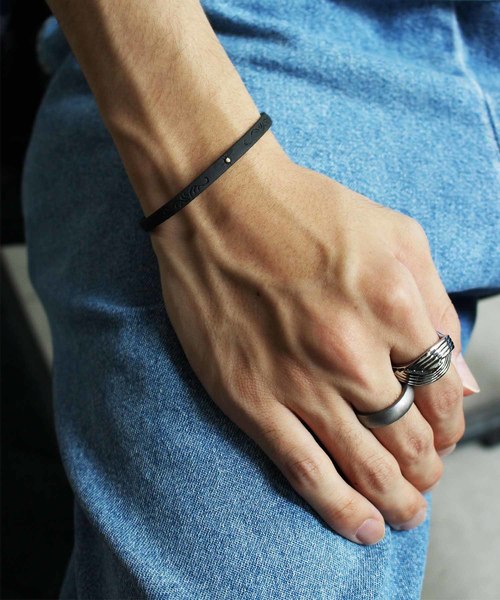 Vaya Con Dios（ヴァヤコンディオス）の「【VayaConDios/ヴァヤコンディオス】ステンレス製スリムネイティブバングル（バングル/リストバンド・メンズ・シルバー/ブラック/アンティークシルバー・FREE）」の12枚目の写真