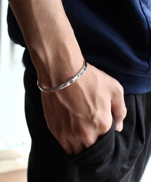 Vaya Con Dios（ヴァヤコンディオス）の「【VayaConDios/ヴァヤコンディオス】ステンレス製スリムネイティブバングル（バングル/リストバンド・メンズ・シルバー/ブラック/アンティークシルバー・FREE）」の13枚目の写真