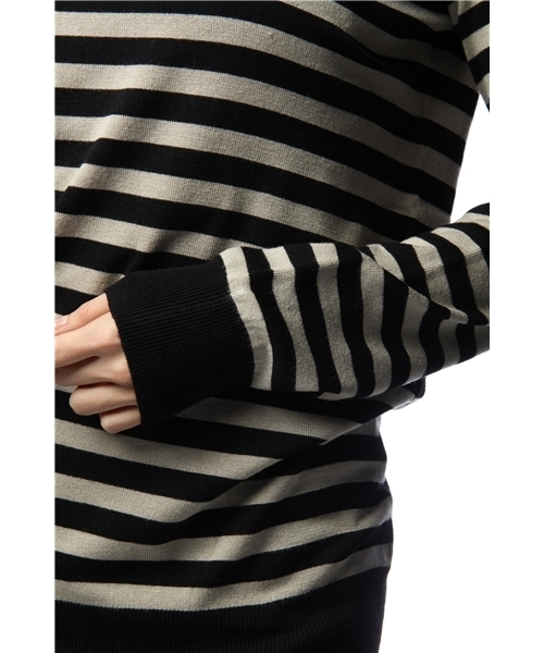 UNDER BAR moussy（アンダーバーマウジー）の「BASIC深U/N KNIT（ニット/セーター・レディース・ベージュ系その他/ブラック系その他/ブラック/ベージュ・FREE）」の8枚目の写真