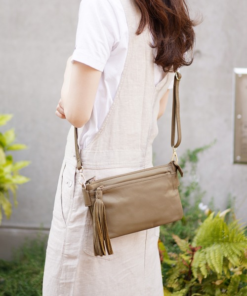 mieno（ミエノ）の「[mieno] spira タッセル付き 牛革レザー ショルダーバッグ（ショルダーバッグ・レディース・ブルー/モカ/レッド/ブラック/アイボリー/ウッド/ライトベージュ/キャメル/ベージュ系その他/ブルー系その他/イエロー系その他/ブラック系その他/グレー系その他・FREE）」の6枚目の写真