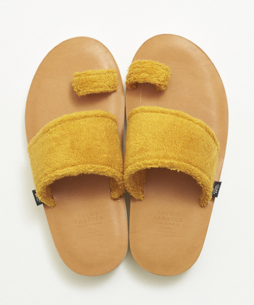 THING FABRICS（シングファブリックス）の「tHING FABRICS/シングファブリックス Tip Top 365 × Cowhide Instep Sandal（サンダル・レディース・ブラック/オフホワイト/イエロー・1/2）」の3枚目の写真