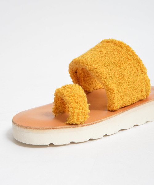 THING FABRICS（シングファブリックス）の「tHING FABRICS/シングファブリックス Tip Top 365 × Cowhide Instep Sandal（サンダル・レディース・ブラック/オフホワイト/イエロー・1/2）」の5枚目の写真