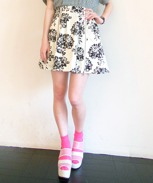 WHO'S WHO gallery(フーズフーギャラリー)の「モノトーン花柄フレアスカート(スカート・レディース・ホワイト/ブラック・FREE)」の2枚目の写真