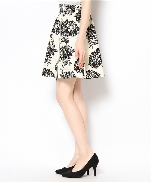 WHO'S WHO gallery(フーズフーギャラリー)の「モノトーン花柄フレアスカート(スカート・レディース・ホワイト/ブラック・FREE)」の3枚目の写真