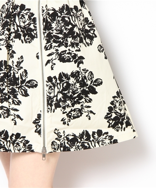 WHO'S WHO gallery(フーズフーギャラリー)の「モノトーン花柄フレアスカート(スカート・レディース・ホワイト/ブラック・FREE)」の5枚目の写真