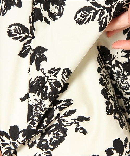 WHO'S WHO gallery(フーズフーギャラリー)の「モノトーン花柄フレアスカート(スカート・レディース・ホワイト/ブラック・FREE)」の13枚目の写真