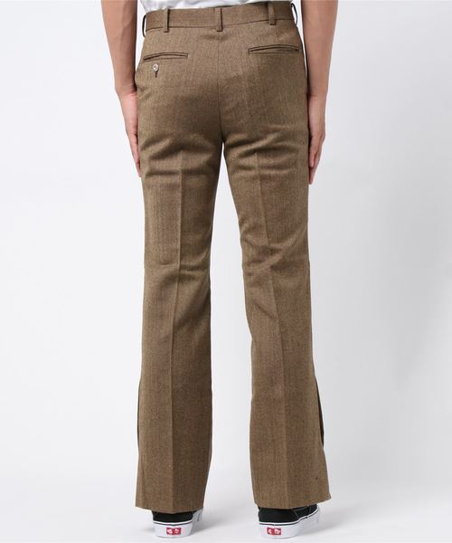 JOHN LAWRENCE SULLIVAN（ジョンローレンスサリバン）の「WOOL HERRINGBONE VENTED TROUSERS（スラックス・メンズ・イエロー・44/46）」の4枚目の写真