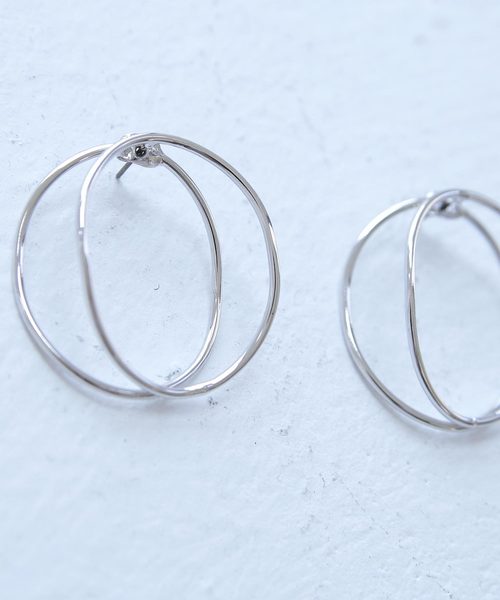 antiqua(アンティカ)の「変形2連フープピアス(ピアス(両耳用)・レディース・シルバー/ゴールド・FREE)」の4枚目の写真