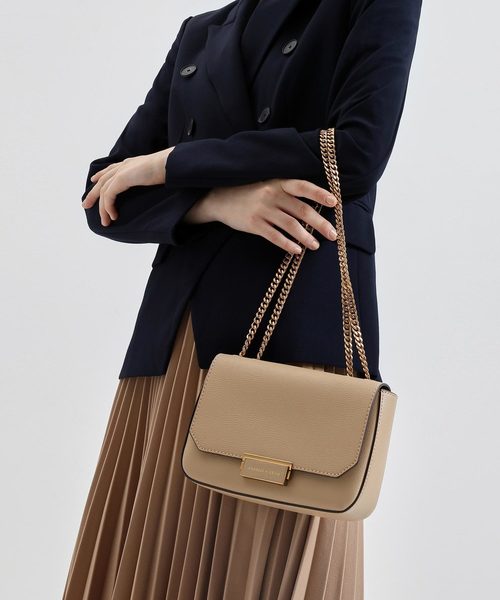 CHARLES & KEITH（チャールズ & キース）の「クロックエフェクト ストラクチャードクロスボディバッグ / Croc-Effect Structured Crossbody Bag（ショルダーバッグ・レディース・ベージュ/ブラック/スモークピンク/セージグリーン・S）」の8枚目の写真