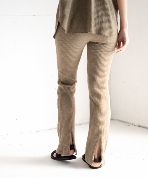 Munich(ミューニック)の「ストレッチスラブリブ スリットレギンス【セットアップ可】(その他パンツ・レディース・ブラック/カーキ/アイボリー・FREE)」の4枚目の写真