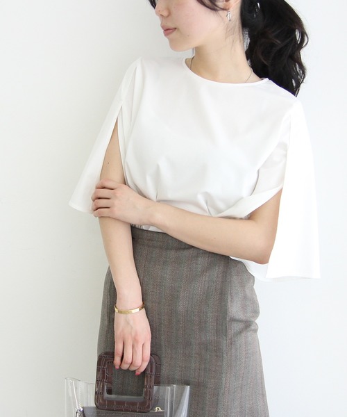 ADAM ET ROPE'（アダムエロペ）の「スリーブフレアSLITプルオーバー（シャツ/ブラウス・レディース・ブラック/ホワイト/ブルー・FREE）」の2枚目の写真