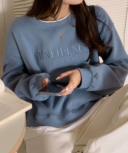 emi+(エミプラス)の「ボリュームスリーブ 刺繍ロゴトレーナー(スウェット・レディース・ライトピンク/オレンジ/グレー/ブルー/ネイビー/モカ/ブラウン/ボルドー・FREE)」の10枚目の写真