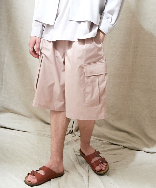 EMMA CLOTHES(エマクローズ)の「コットンナイロンストレッチ ワイドシルエットカーゴショーツ EMMA CLOTHES(その他パンツ・メンズ・ライラック/ブラック/ベージュ・L/M)」の1枚目の写真