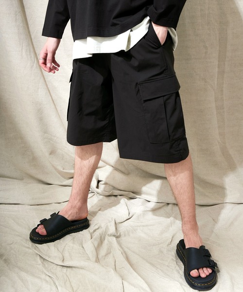 EMMA CLOTHES(エマクローズ)の「コットンナイロンストレッチ ワイドシルエットカーゴショーツ EMMA CLOTHES(その他パンツ・メンズ・ライラック/ブラック/ベージュ・L/M)」の2枚目の写真