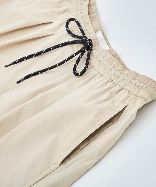 EMMA CLOTHES(エマクローズ)の「コットンナイロンストレッチ ワイドシルエットカーゴショーツ EMMA CLOTHES(その他パンツ・メンズ・ライラック/ブラック/ベージュ・L/M)」の4枚目の写真