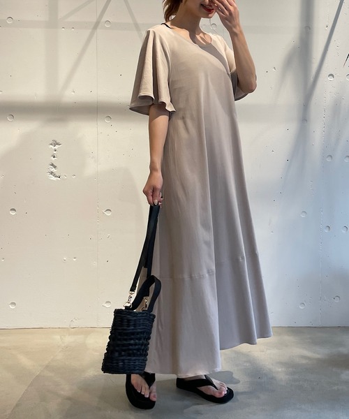 CAMILLE EAU（カミーユオー）の「バックリボンフレアカットワンピース（ワンピース・レディース・チャコールグレー/ライトブルー/グレイッシュベージュ・MEDIUM）」の2枚目の写真