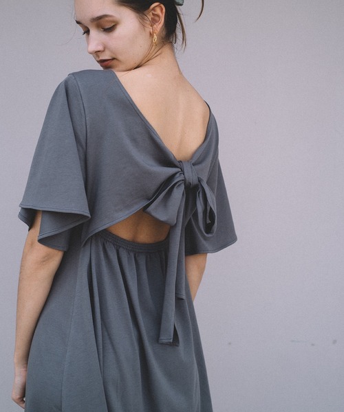 CAMILLE EAU（カミーユオー）の「バックリボンフレアカットワンピース（ワンピース・レディース・チャコールグレー/ライトブルー/グレイッシュベージュ・MEDIUM）」の4枚目の写真