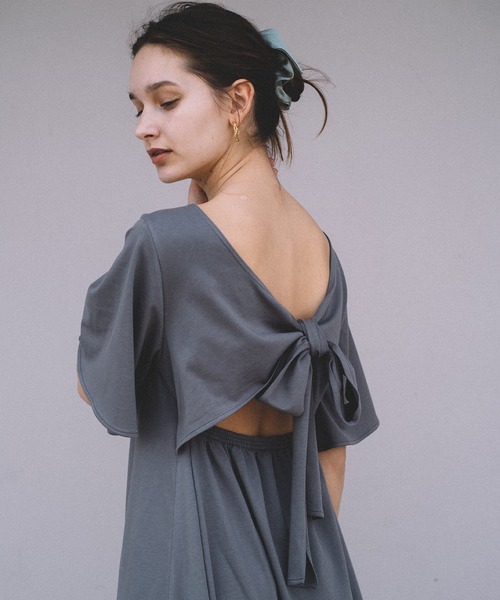 CAMILLE EAU（カミーユオー）の「バックリボンフレアカットワンピース（ワンピース・レディース・チャコールグレー/ライトブルー/グレイッシュベージュ・MEDIUM）」の11枚目の写真