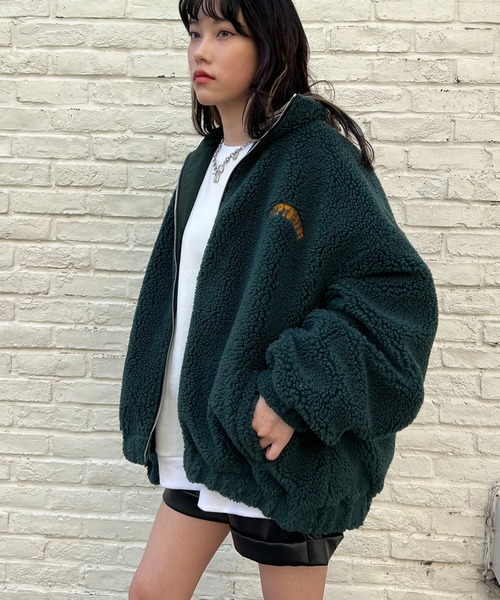 RASVOA(ラスボア)の「カレッジロゴオーバーボアブルゾン(ブルゾン・レディース・ブラック/パープル/グリーン・FREE)」の4枚目の写真