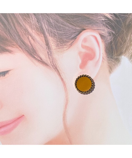 tone(トーン)の「【-lensa-】タルトみたいなピアス(MA)(ピアス(両耳用)・レディース・ブラック/ブラウン/マスタード・FREE)」の3枚目の写真