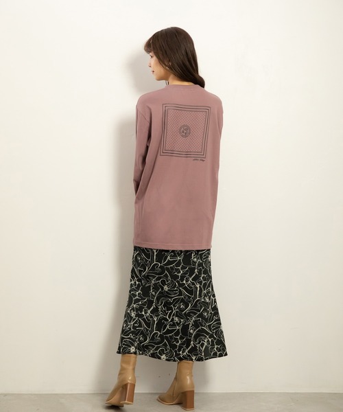 ADIRA（アディラ）の「ユニセックススカーフガラL/T（Tシャツ/カットソー・レディース・スミクロ/エンジ・LARGE）」の9枚目の写真