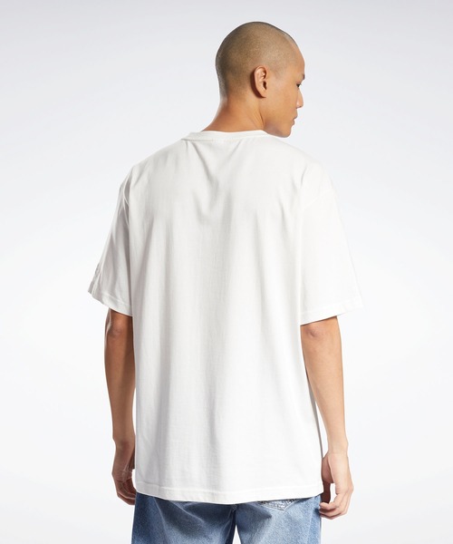 Reebok(リーボック)の「クラシックス CYN グラフィック Tシャツ / Classics CNY Graphics T-Shirt /(Tシャツ/カットソー・メンズ・レッド/アイボリー・LARGE/X-LARGE/SMALL/MEDIUM/XX-LARGE/XXX-LARGE/X-SMALL)」の3枚目の写真