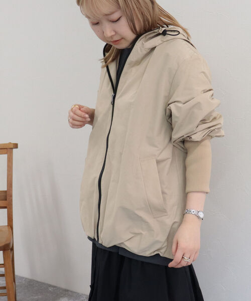 fredy emue(フレディエミュ)の「T/Cウェザー袖リブZIPパーカー(マウンテンパーカー・レディース・ブラック/ベージュ/ラベンダー・38)」の4枚目の写真