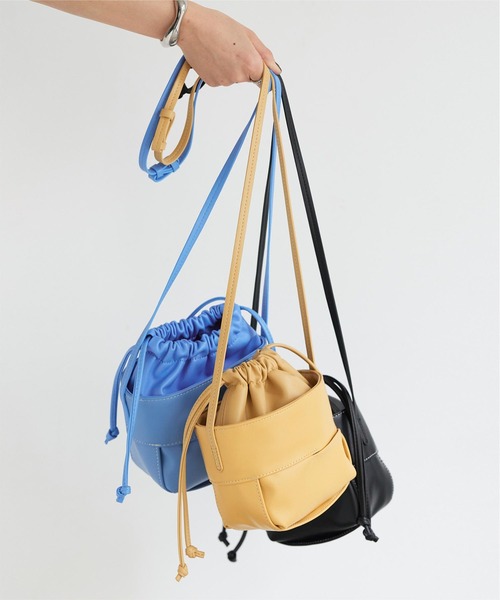 titivate（ティティベイト）の「ﾌｪｲｸﾚｻﾞｰ巾着ﾊﾞｯｸﾞ（ハンドバッグ・レディース・ブルー/イエロー/ブラック・FREE）」の3枚目の写真