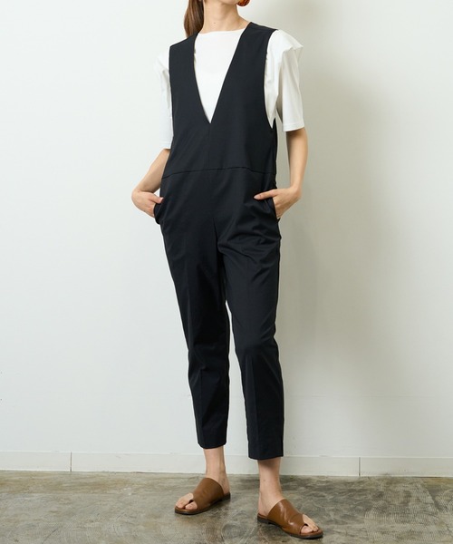 HERENCIA(ヘレンチア)の「Vネック テーパード P/C/Lサロペット(サロペット/オーバーオール・レディース・ベージュ/ブラック・MEDIUM)」の2枚目の写真